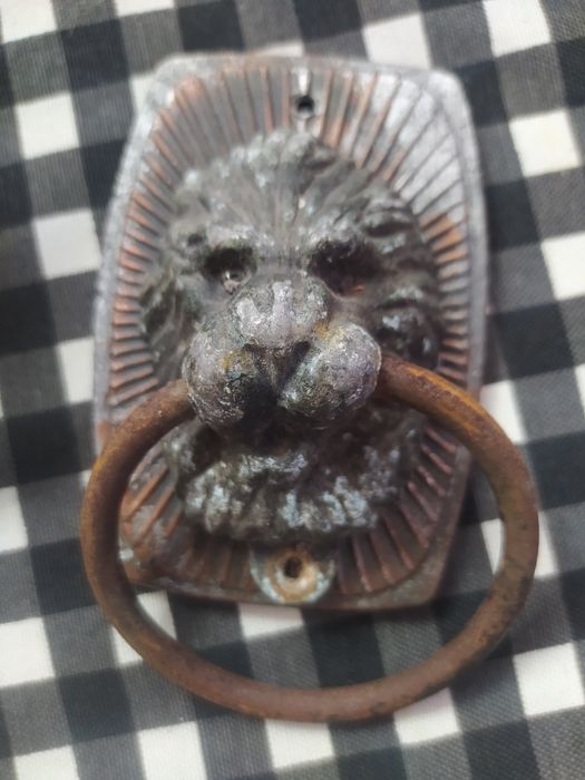 Дверная ручка лев