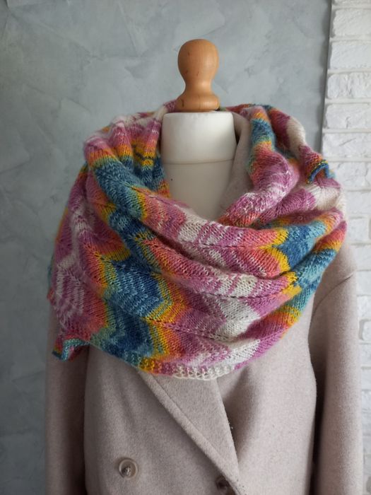 Szal w pastelowych kolorach recznie robiony na drutach