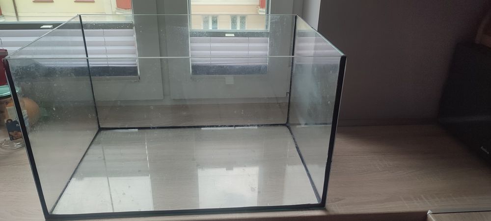 Akwarium    szerokość:60cm  wysokość:35cm  głębokość:40 cm  grubość  szkła: 6 mm