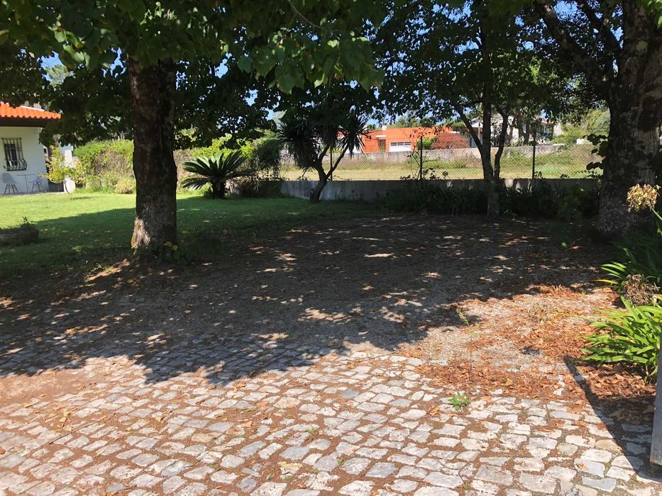 Moradia T4 com jardim, garagem e excelente localização em Cantanhede