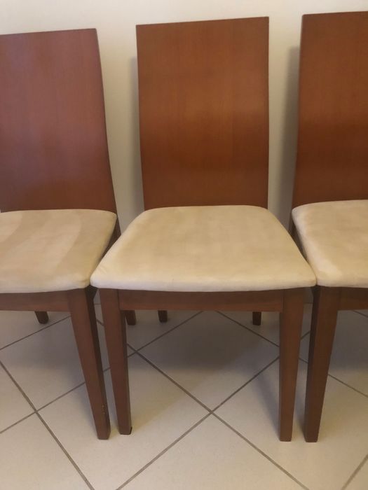 Cadeira de madeira com acento em veludo beje