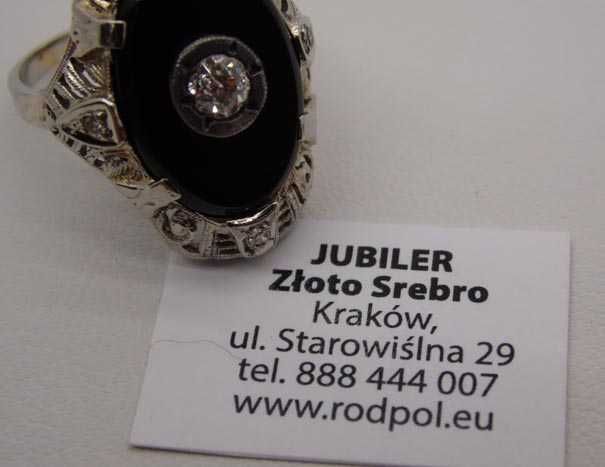 Art deco pierścionek z onyksem i diamentami białe złoto.