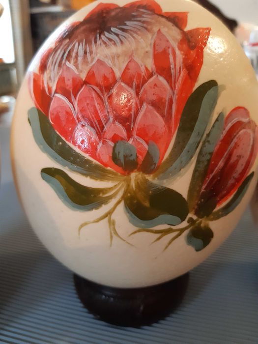 Artesanato antigo ovo de avestruz vazios e pintados à mão