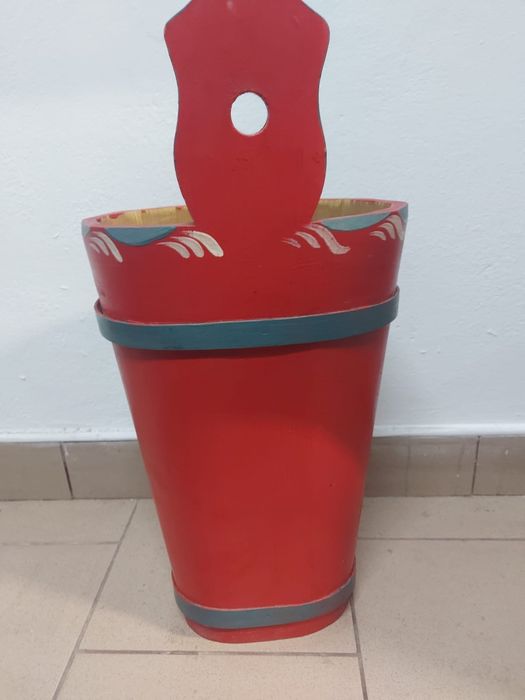 Ręcznie malowany drewniany kosz ścienny / pojemnik w stylu ludowym