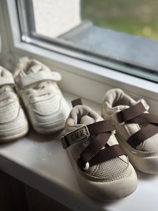 Продам дитячі кросівки 2 шт.