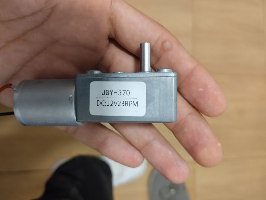 Motor com caixa de engrenagem de redução de velocidades