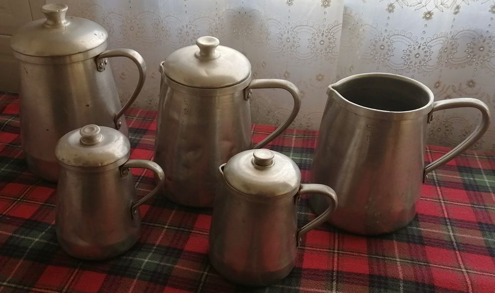 conjunto de antigas cafeteiras em aluminio
