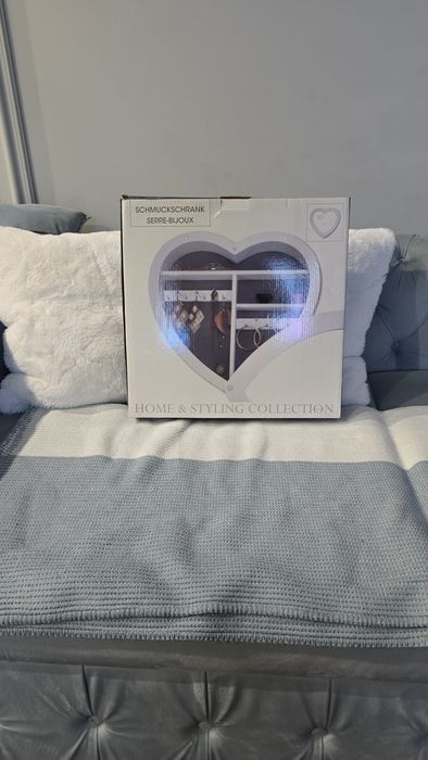 продам декоративное зеркало в середине бокс для ключей