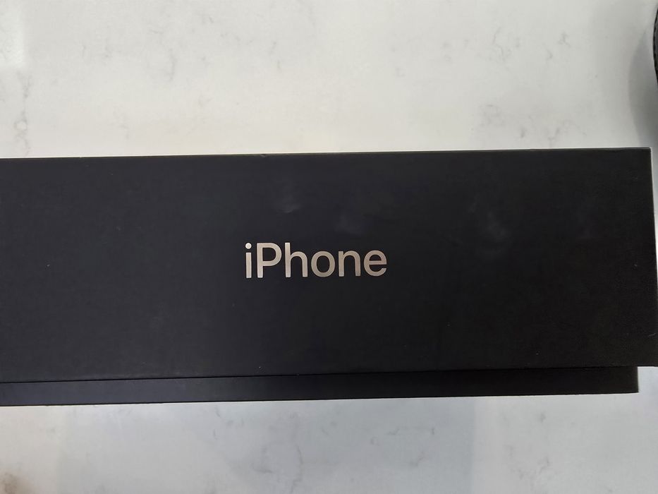 Iphone 11 pro com phones e carregador