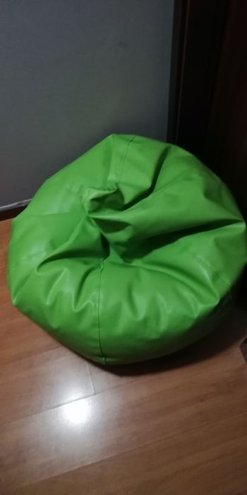 Vendo puff em pele cor verde 
Confor