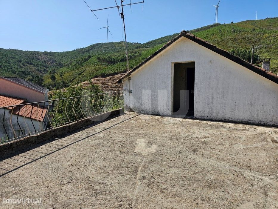 Moradia T3 Térrea com Garagem, Terraço e Logradouro
