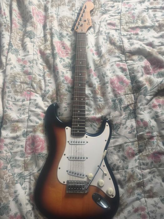 Guitarra elétrica fender e amplificador, fender