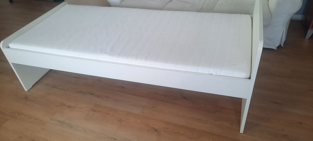 Cama de criança com colchão e estrado
