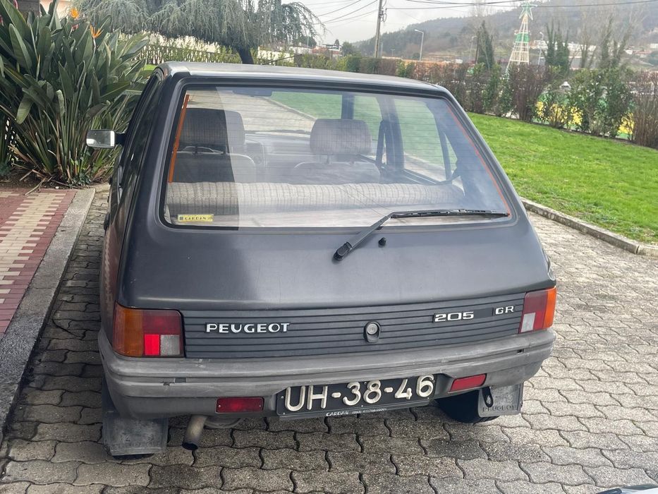 Peugeot 205 em bom estado