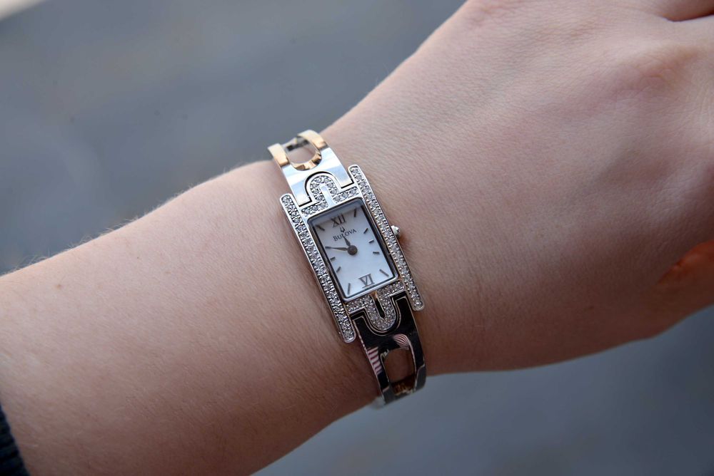 Вінтажний годинник браслет з цирконами bulova, вінтаж стиль cartier