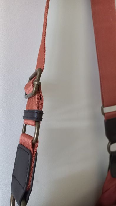 Mala tiracolo marca Sisley, alça regulável, cor de tijolo alaranjado