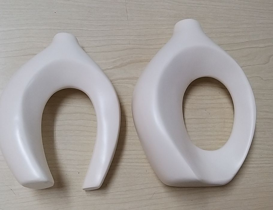 Jarras com design abstrato.