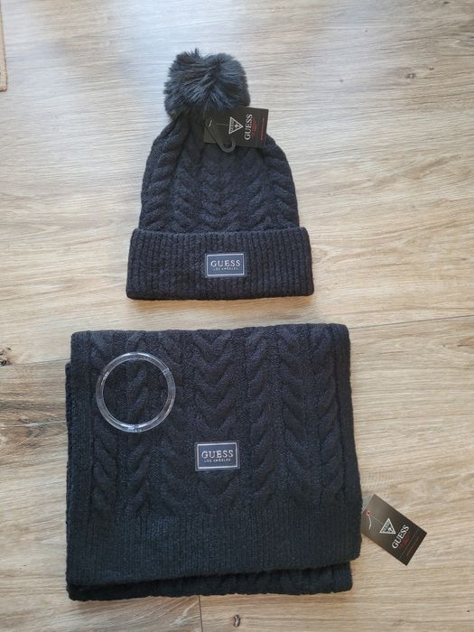 Komplet czapka i szalik Guess