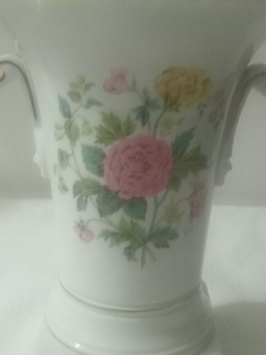 Bela jarra de altar ou outros de porcelana Vista Alegre