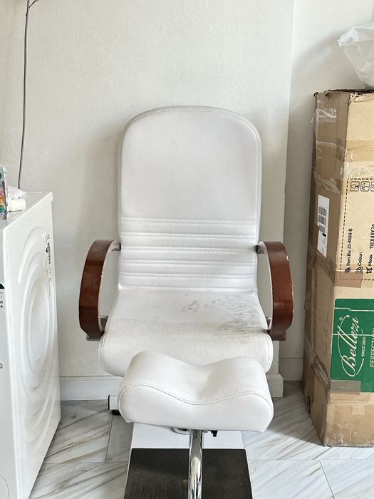 Продам педикюрное кресло вместе с тумбой