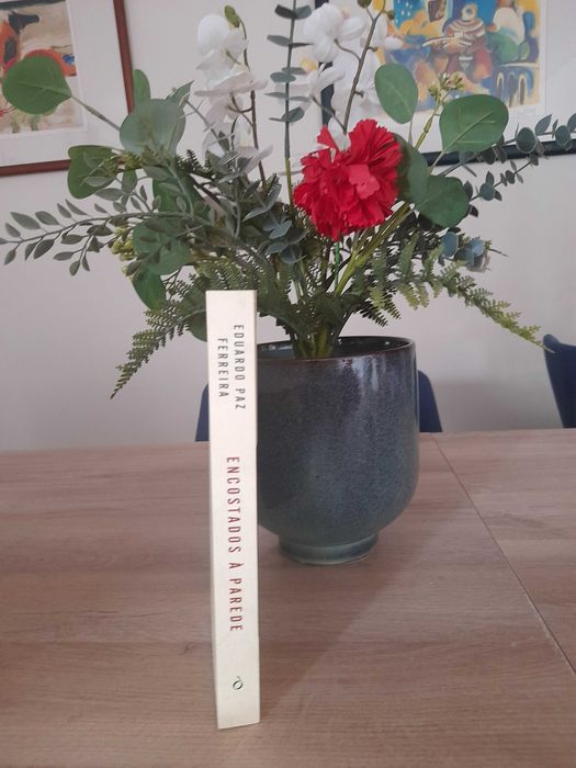 Encostados à Parede