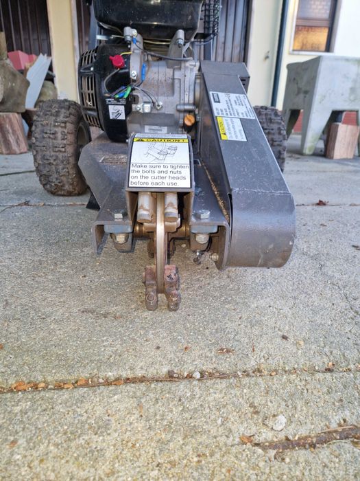 Triturador de cepos - Destroçador / Destoconadora - remoção de troncos / Tree stump grinder