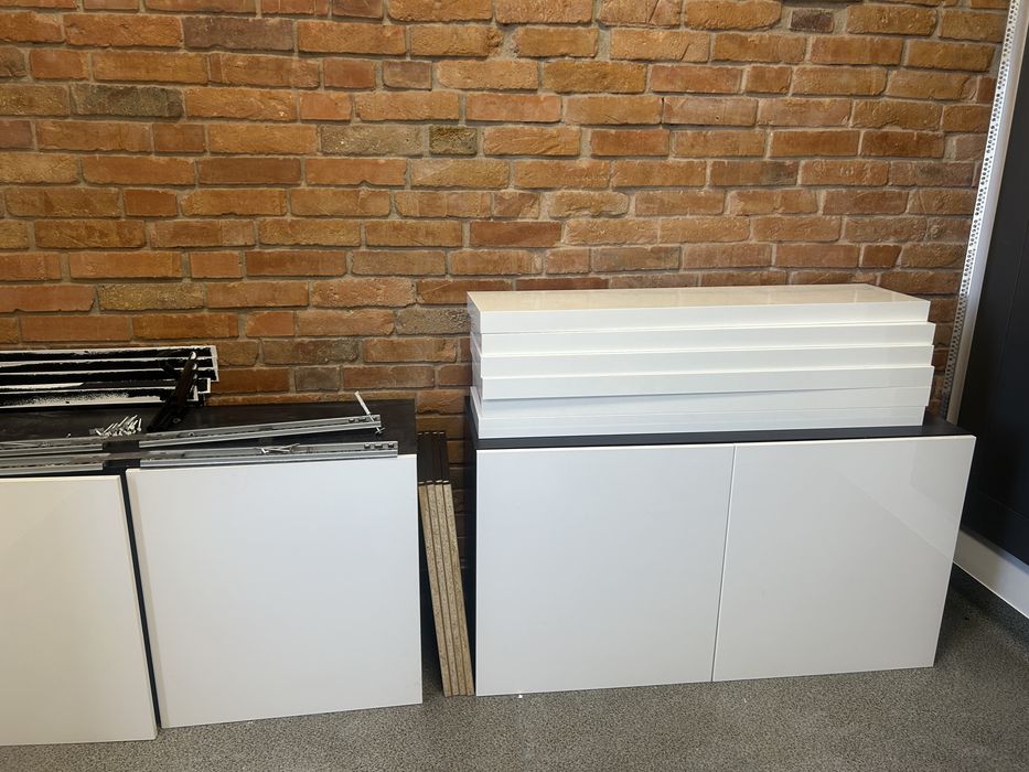 Szafki besta i półki lack