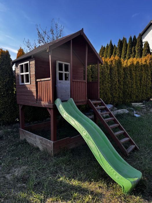 Drewniany domek dla dzieci