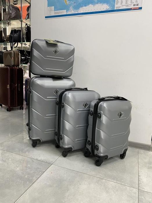 Валіза/чемодан на колесах середня з ABS-пластику,міцна та стійка