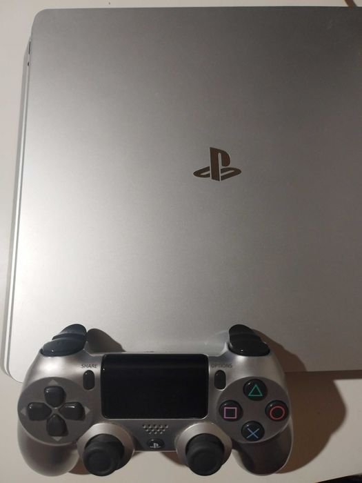 PLAYSTATION 4 SLIM 500GB c/ 2 comandos