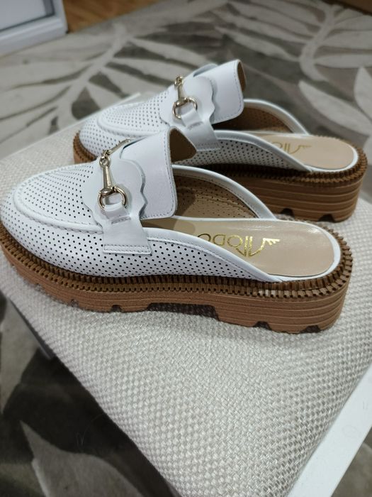 Sprzedam skórzane klapki Modo