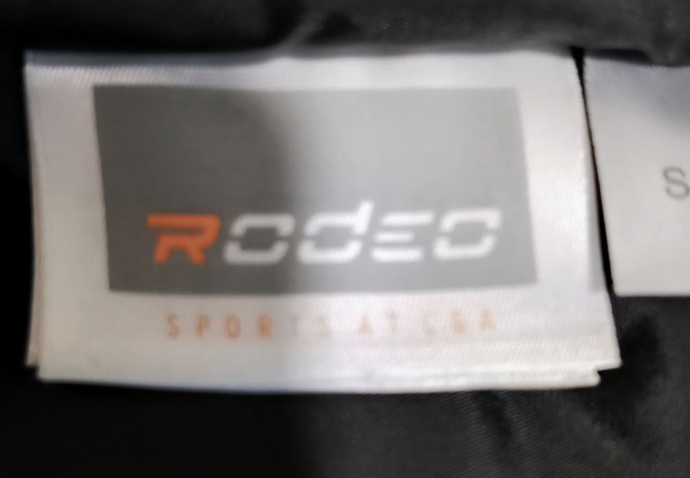 Жіноча спортивна куртка Rodeo.