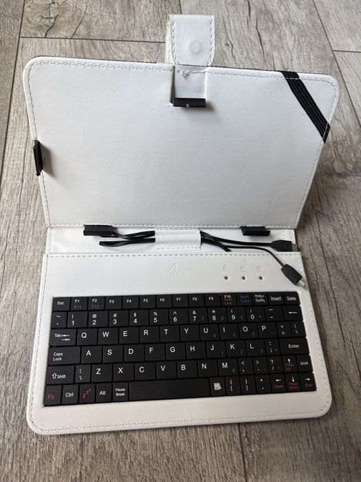 Etui na tablet z klawiaturą do 10’’