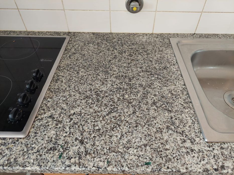 Cozinha armários+tampo em pedra+placa+banca+torneira+exaustor