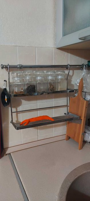 Продаю полку хромированную на кухню для специй