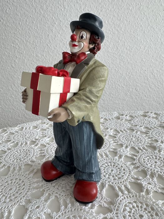 Sygnowana figurka clowna z prezentem