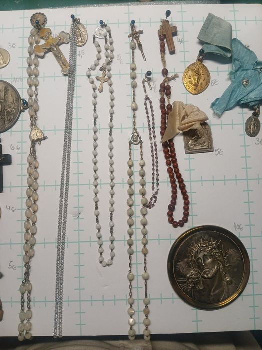 Medalhinhas e outros items religiosos