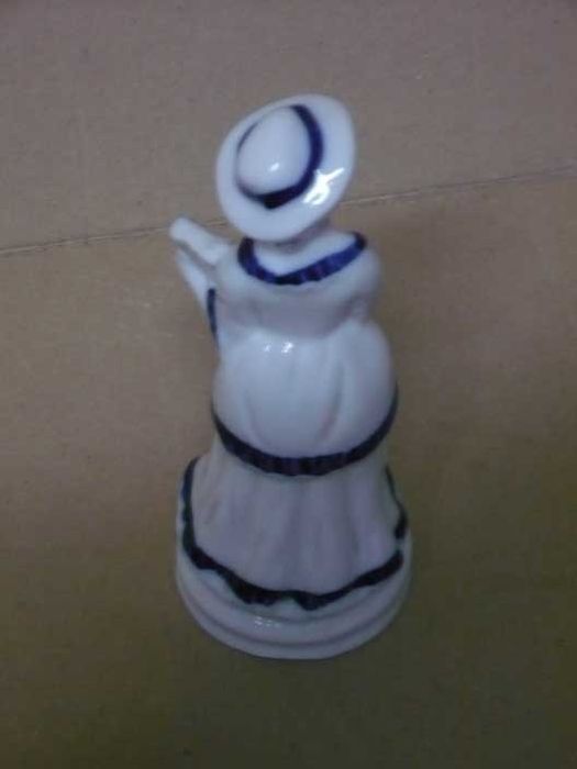 Pequena boneca de cerâmica