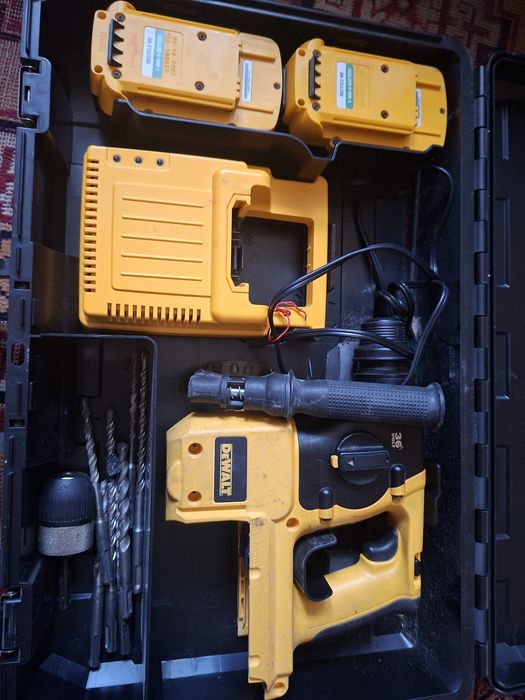 Перфоратор DeWALT DC233;