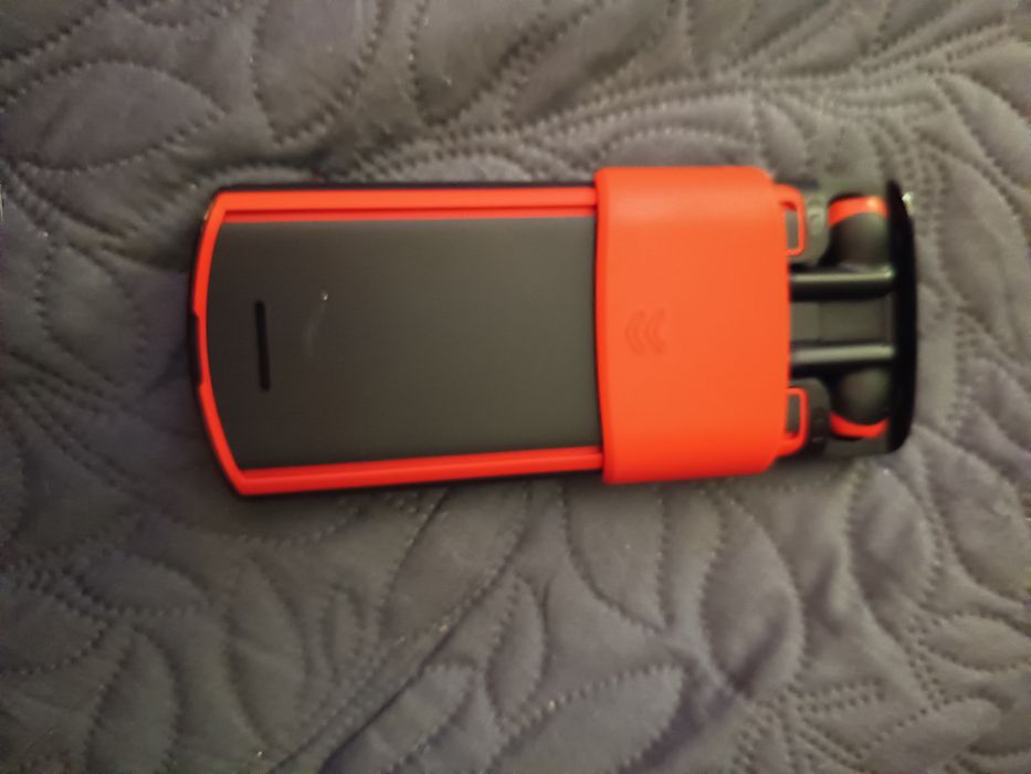 Telemóvel com phones incorporados. Idioma inglês