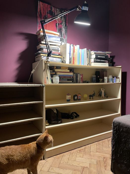 Estante branca de madeira