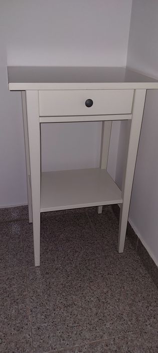 Mesinha cabeceira modelo Ikea