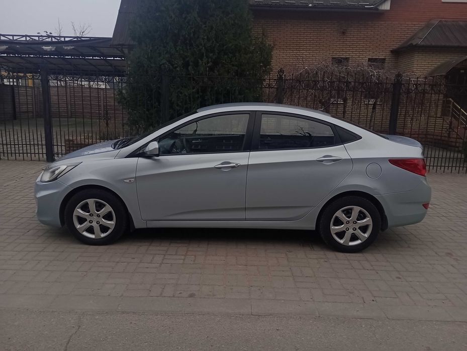 Отличный HYUNDAI Accent 1.4 газ/бензин 2012 года