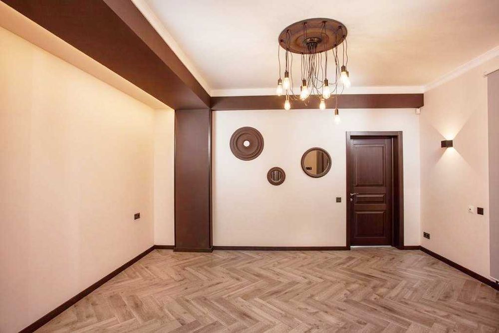 Красивый офис в центре, 140 м2. Новый дом. Терраса.