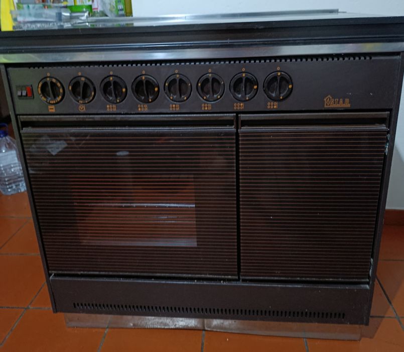 Fogão Marca S.I.A.R. com 4 Bicos a Gás e 2 Eletri