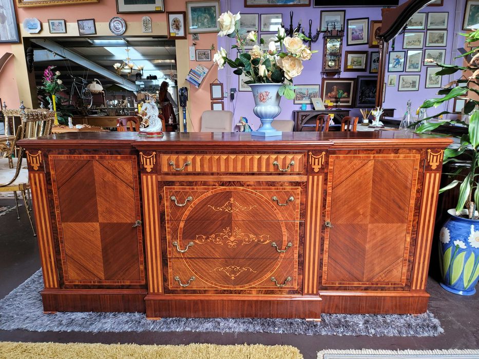 Excelente aparador em madeira maciça - óptimo estado geral