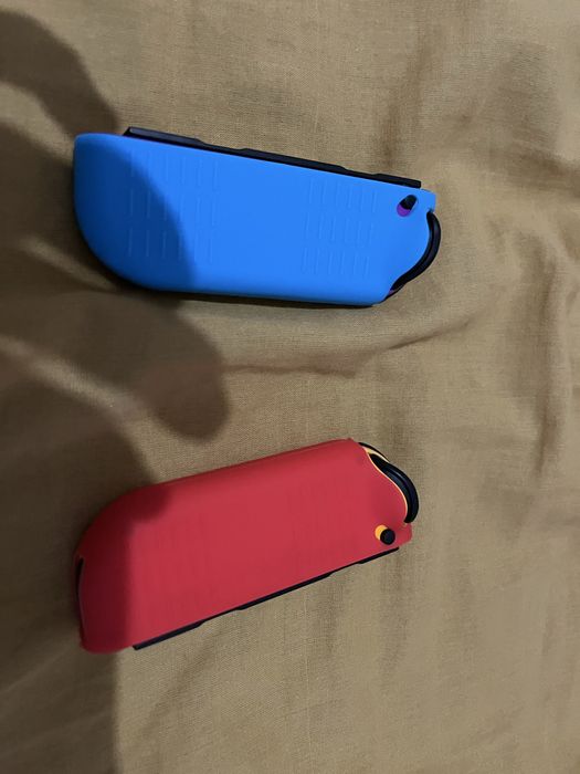 2 x Joy-Con Nintendo Originais (Amarelo + Roxo) + Capas – Estado Impecável