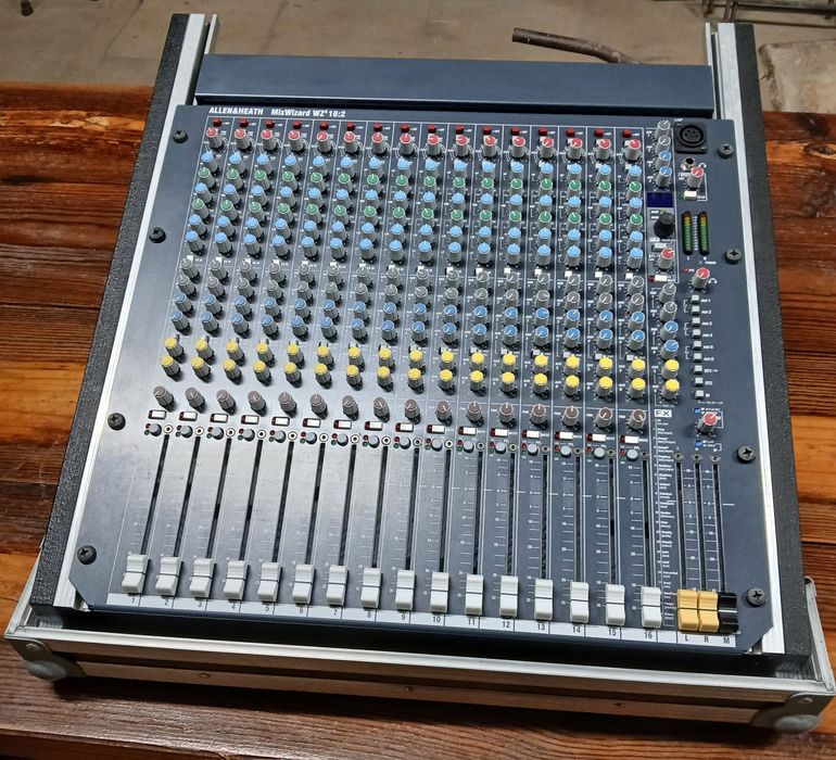 Mesa de Mistura  Allen & Heath WZ4  16:2 +Thon Mixer Case