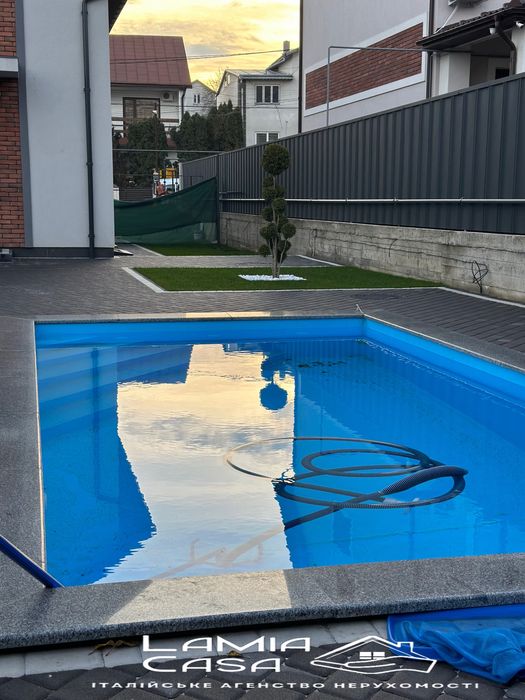 Продаж котеджу з басейном . Ближня роша