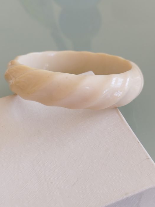 Pulseira antiga africana feita com dentes.